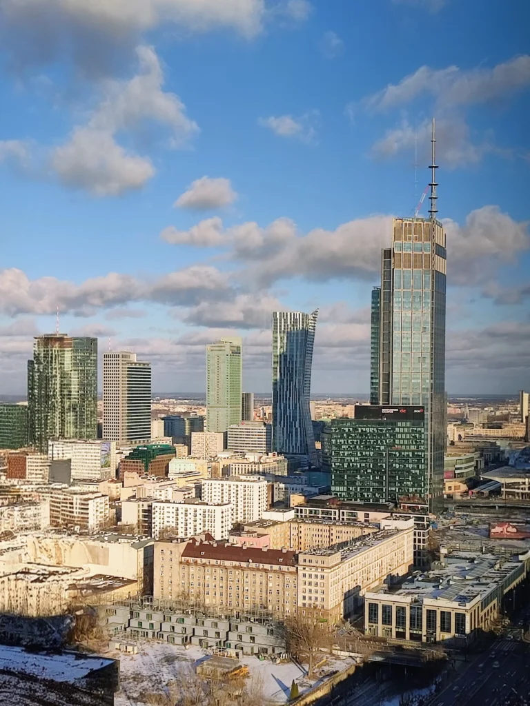 Panorama centrum Warszawy z wieżowcami, na stronie kontaktowej Centrum Edukacji i Bezpieczeństwa EMS